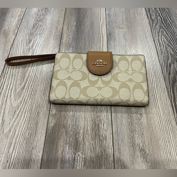Coach Phone Wallet - Picture 1 of 1